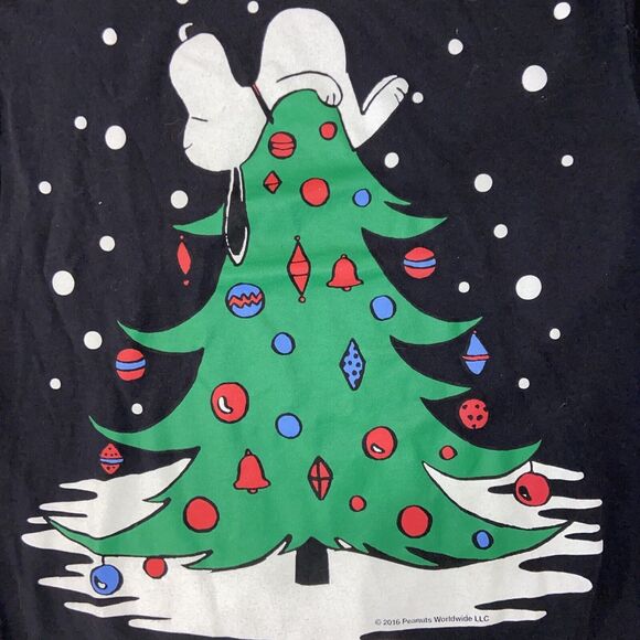Peanuts Snoopy Christmas Tree 2016 T-Shirt Sz S/M Black Graphic Falling Snow Dog - Picture 5 of 9